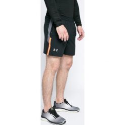 Under Armour - Szorty. Czarne szorty sportowe męskie Under Armour, bez wzorów, z materiału, sportowe. W wyprzedaży za 119.90 zł.