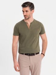 T-shirt męski z dekoltem na guziki i zamszowym wykończeniem – ciemnooliwkowy V5 - Rozmiar: XXL. Zielone t-shirty męskie Ombre Clothing, m, bez wzorów, z bawełny, bez kołnierzyka, bez ramiączek. W wyprzedaży za 97.49 zł.