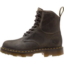 Dr. Martens CROFTON Botki sznurowane black greenland. Czarne sztyblety męskie Dr. Martens, z gumy. Za 879.00 zł.
