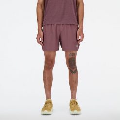 Spodenki męskie New Balance MS41286LIE – bordowe. Czerwone szorty sportowe męskie New Balance, bez wzorów, z materiału, sportowe. Za 129.99 zł.