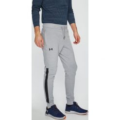 Under Armour - Spodnie. Długie spodnie sportowe męskie marki Under Armour. Za 279.90 zł.