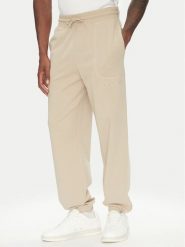 Guess Spodnie dresowe U5RB00 KCO31 Beżowy Regular Fit. Brązowe spodnie dresowe męskie Guess, z aplikacjami, z bawełny. Za 229.99 zł.