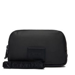 Saszetka Calvin Klein. Czarne saszetki męskie Calvin Klein, bez wzorów, z puchu, małe. Za 289.99 zł.