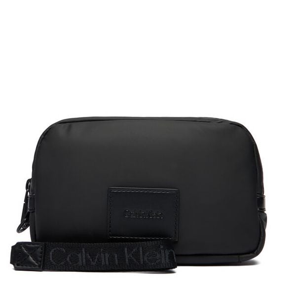 Saszetka Calvin Klein. Czarne saszetki męskie Calvin Klein, bez wzorów, z puchu, małe. Za 289.99 zł.