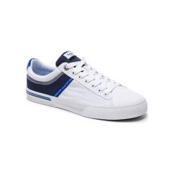 Tenisówki w kolorze biało-granatowym. Białe trampki męskie Pepe Jeans, bez wzorów, z materiału, bez zapięcia. W wyprzedaży za 119.95 zł.