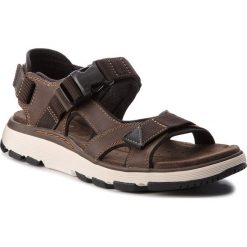 Sandały CLARKS - Un Trek Bar 261326297 Olive Nubuck. Brązowe sandały męskie Clarks, z materiału. W wyprzedaży za 259.00 zł.