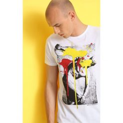T-SHIRT KRÓTKI RĘKAW MĘSKI Z NADRUKIEM. Białe t-shirty męskie DRYWASH, m, bez wzorów, z bawełny, sportowe, bez ramiączek. W wyprzedaży za 29.99 zł.