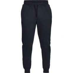 Spodnie dresowe w kolorze czarnym. Czarne długie spodnie sportowe męskie Under Armour, bez wzorów, z dresówki. W wyprzedaży za 199.95 zł.