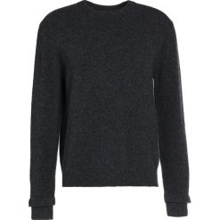 Filippa K Sweter dark grey melange. Swetry męskie marki Filippa K. W wyprzedaży za 395.45 zł.