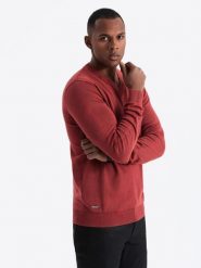 Sweter męski washowany z dekoltem w serek - czerwony V3 - Rozmiar: XXL. Czerwone swetry męskie Ombre Clothing, bez wzorów, z bawełny, bez kołnierzyka, bez ramiączek. W wyprzedaży za 59.99 zł.