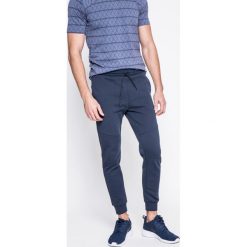 Guess Jeans - Spodnie. Szare spodnie na co dzień męskie Guess Jeans, z bawełny, casualowe. W wyprzedaży za 239.90 zł.