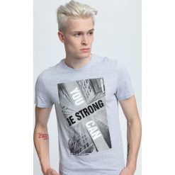T-shirt męski TSM022 - chłodny jasny szary. Szare t-shirty męskie 4f, z nadrukiem, z bawełny, z krótkim rękawem. W wyprzedaży za 49.99 zł.