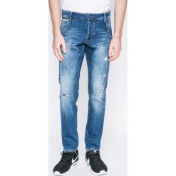Guess Jeans - Jeansy Cliff. Niebieskie jeansy męskie Guess Jeans, z bawełny. W wyprzedaży za 359.90 zł.