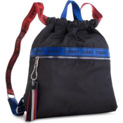 Plecak TOMMY JEANS - Tj Logo Tape Drawstr AU0AU00245 902. Plecaki męskie marki Tommy Jeans. W wyprzedaży za 259.00 zł.