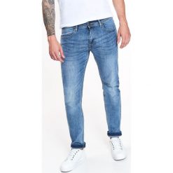 SPODNIE MĘSKIE JEANSOWE O KROJU SLIM Z LEKKIM OPRANIEM. Spodnie na co dzień męskie TOP SECRET. W wyprzedaży za 59.99 zł.
