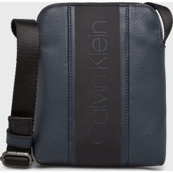 Calvin Klein - Saszetka. Czarne saszetki męskie Calvin Klein, w paski, z materiału. Za 299.90 zł.