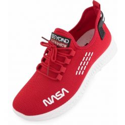 Czerwone Sneakers NASA dla Mężczyzn - Rozmiar 42, Styl i Komfort. Czerwone buty sportowe na co dzień męskie NASA, m, bez wzorów, z syntetyku, eleganckie, bez ramiączek, bez kaptura. Za 208.99 zł.