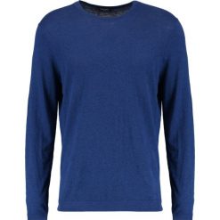 Calvin Klein SAUL CREW NECK Sweter blue. Niebieskie kardigany męskie marki Calvin Klein, z bawełny. W wyprzedaży za 381.65 zł.