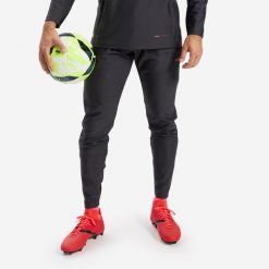 Spodnie do piłki nożnej Kipsta Viralto Solo. Czarne spodnie na co dzień męskie KIPSTA, bez wzorów, z elastanu, sportowe. W wyprzedaży za 59.99 zł.