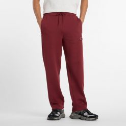 Spodnie męskie New Balance MP53501MHB – bordowe. Czerwone spodnie dresowe męskie New Balance, bez wzorów, z dresówki. Za 499.99 zł.