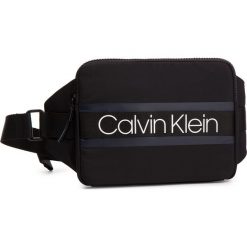 Saszetka nerka CALVIN KLEIN - Clash Ipad Sling K50K504196 001. Saszetki męskie Calvin Klein. W wyprzedaży za 219.00 zł.