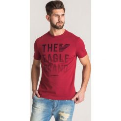 Bordowy t-shirt Emporio Armani z welurowym napisem - Bordowy. T-shirty męskie Emporio Armani. Za 155.60 zł.