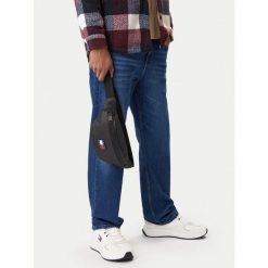Nerka Tommy Jeans. Czarne saszetki męskie Tommy Jeans, bez wzorów, z jeansu, małe. Za 289.99 zł.