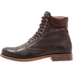 Sneaky Steve DOVERLAKE Botki sznurowane dark brown. Brązowe buty zimowe męskie Sneaky Steve, z materiału, na sznurówki. W wyprzedaży za 575.20 zł.