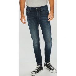 Tommy Jeans - Jeansy Simon. Jeansy męskie marki Tommy Jeans. W wyprzedaży za 299.90 zł.