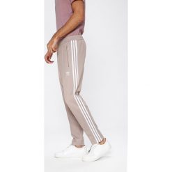 Adidas Originals - Spodnie. Szare długie spodnie sportowe męskie marki Adidas Originals, z bawełny. W wyprzedaży za 239.90 zł.