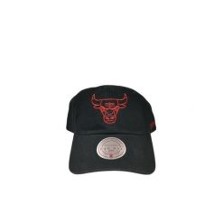 Zgaszona czapka z logo Chicago Bulls. Czarne czapki męskie Mitchell & Ness, bez wzorów, sportowe. Za 153.50 zł.