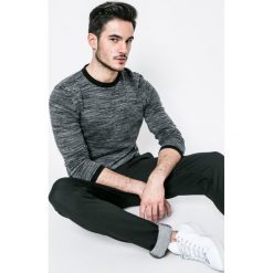 Jack & Jones - Sweter. Szare swetry męskie marki Jack & Jones, z bawełny, z okrągłym kołnierzem, z krótkim rękawem. W wyprzedaży za 69.90 zł.
