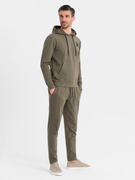 Męski komplet dresowy bluza z kapturem + spodnie dresowe - oliwkowy V4 - Rozmiar: M. Zielone bluzy nierozpinane męskie Ombre Clothing, m, bez wzorów, z bawełny, wizytowe, bez ramiączek, z kapturem. Za 399.99 zł.