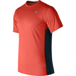 New Balance MT53061AO. Różowe t-shirty sportowe męskie New Balance, z materiału, sportowe. Za 89.99 zł.