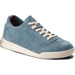 Sneakersy TOMMY HILFIGER - Casual Suede Low Cut Sneaker FM0FM01423 Jeans 013. Buty sportowe na co dzień męskie marki Tommy Hilfiger. W wyprzedaży za 319.00 zł.
