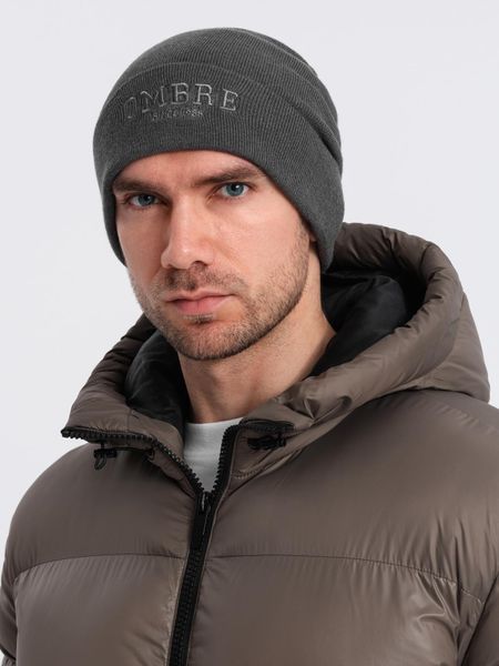 Męska dzianinowa czapka beanie z haftowanym napisem – grafitowa V2. Szare czapki męskie Ombre Clothing, bez wzorów, z dzianiny, eleganckie. Za 129.99 zł.