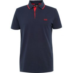 BOSS ATHLEISURE PEOS Koszulka polo navy. Niebieskie koszulki polo męskie BOSS ATHLEISURE, z bawełny, polo. Za 379.00 zł.
