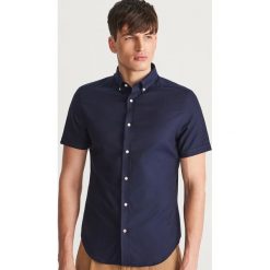 Gładka koszula regular fit - Granatowy. Koszule męskie marki Reserved. Za 89.99 zł.