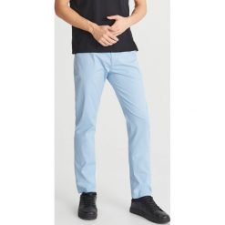 Klasyczne chinosy slim - Niebieski. Sztyblety męskie marki Reserved. Za 129.99 zł.