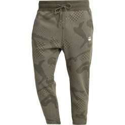 GStar RODIS CAMO CROPPED SW PANT Spodnie treningowe dark shamrock/shamrock. Zielone długie spodnie sportowe męskie marki G-Star, z bawełny. Za 419.00 zł.