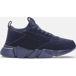 Granatowe sneakersy męskie. Buty sportowe na co dzień męskie marki Kazar. Za 399.00 zł.