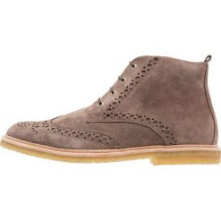 Royal RepubliQ CAST CREPE BROGUE MIDCUT Botki sznurowane taupe. Sztyblety męskie marki Royal RepubliQ. Za 799.00 zł.