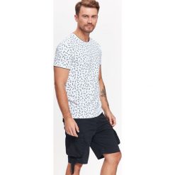 T-SHIRT MĘSKI Z NADRUKOWANYM WZOREM. T-shirty męskie TOP SECRET. W wyprzedaży za 19.99 zł.