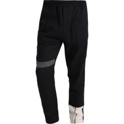 Soulland IB Spodnie materiałowe multi. Czarne spodnie na co dzień męskie Soulland, z elastanu. W wyprzedaży za 399.50 zł.