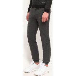 SPODNIE DŁUGIE MĘSKIE CHINOSY, ZWĘŻANE. Eleganckie spodnie męskie marki TOP SECRET. W wyprzedaży za 49.99 zł.