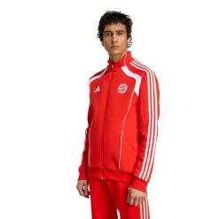 Kurtka dresowa Bayern Monachium UBP 2025/26. Białe kurtki męskie ADIDAS, bez wzorów, z dresówki, sportowe, bez ramiączek, bez kaptura. W wyprzedaży za 265.00 zł.