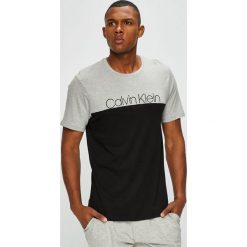Calvin Klein Underwear - T-shirt piżamowy. Szare piżamy męskie Calvin Klein Underwear, z nadrukiem, z bawełny, z okrągłym kołnierzem. Za 139.90 zł.