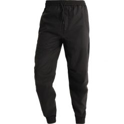 Maharishi SEAMLESS TRACK PANTS Spodnie treningowe black. Długie spodnie sportowe męskie marki Maharishi. W wyprzedaży za 869.25 zł.