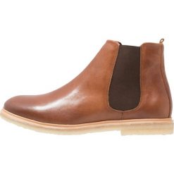 Royal RepubliQ CAST CHELSEA Botki tan. Buty zimowe męskie marki Royal RepubliQ. W wyprzedaży za 671.20 zł.