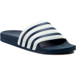 Klapki adidas - adilette G16220 Adiblu/Wht/Adiblu. Białe klapki i japonki męskie ADIDAS, w paski, ze skóry. W wyprzedaży za 139.00 zł.